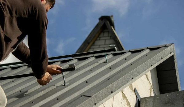 montaż stelażu pod fotowoltaikę na dachu domu